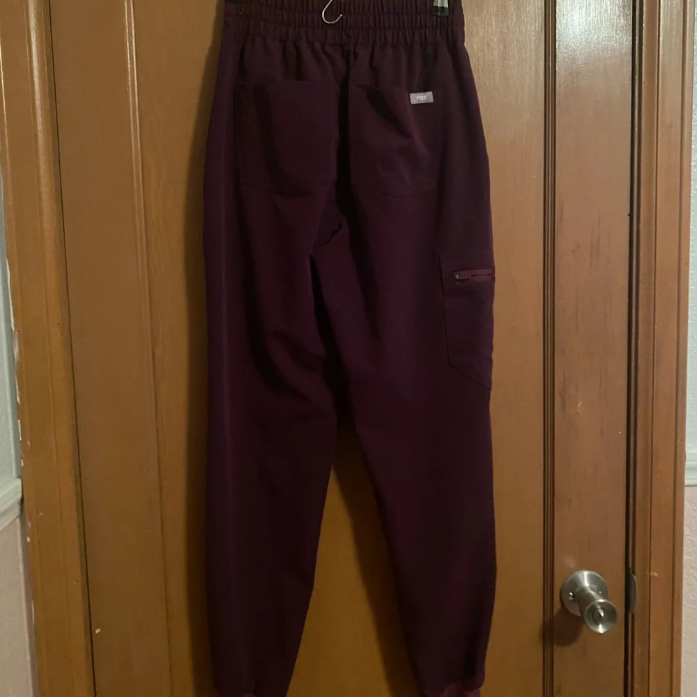 NWOT FIGS Plum/Burgundy Scrub Set XXS Top/XS Joggers - Picture 3 of 7